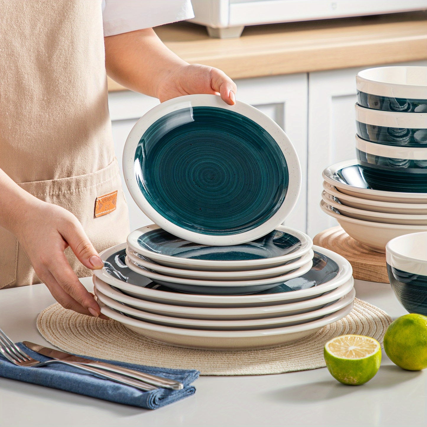 16-Piece Green Ceramic Dinnerware Set - Durable Porcelain, Stylish Glaze, Perfect for 4 - Includes Plates, Bowls & Mugs, Ideal for Everyday Use & Entertaining