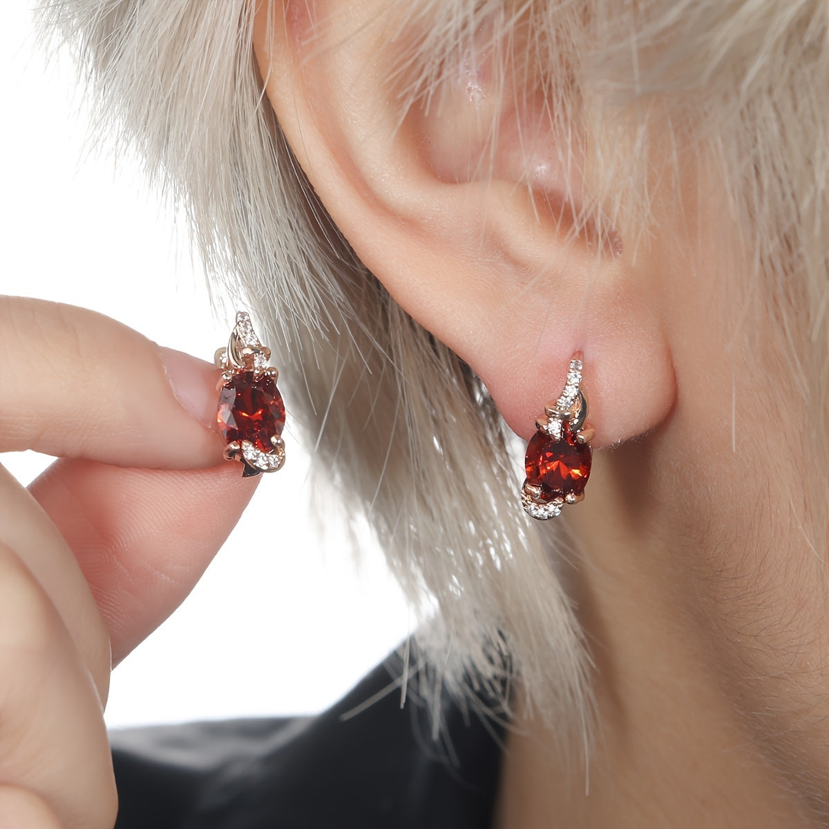 Elegante, 18 Karat vergoldete Ohrstecker mit blauem Stein – Rund- und Ovalschliff, synthetische Zirkonia, Ohrstecker aus Kupfer – Schmuck für jede Jahreszeit | Trendiges Design | Langlebige Vergoldung