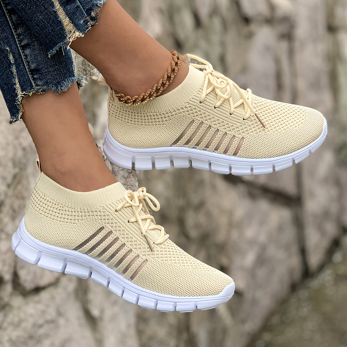 Baskets légères en maille pour femmes, respirantes, basses, à lacets, idéales pour la course à pied. Tige en tissu et semelle extérieure en PU. Couleurs vives. Chaussures de course polyvalentes.