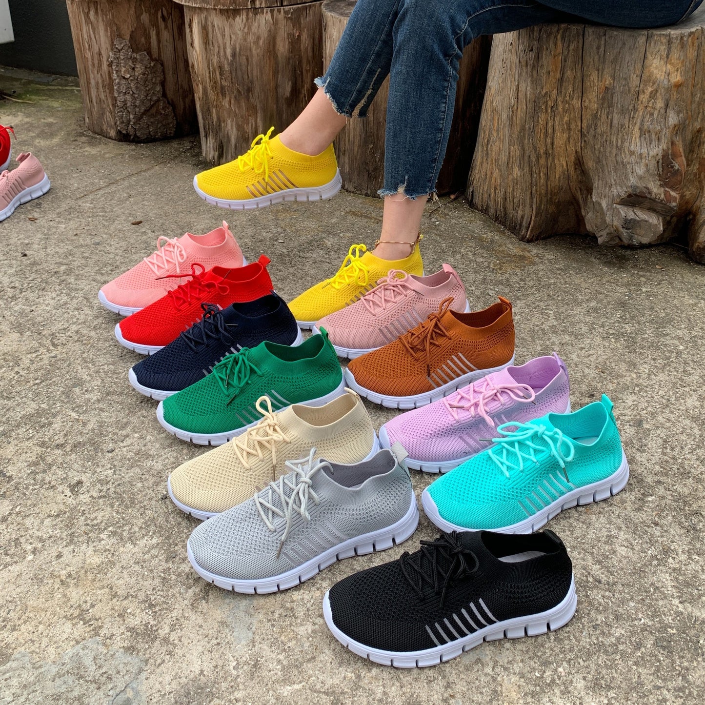Baskets légères en maille pour femmes, respirantes, basses, à lacets, idéales pour la course à pied. Tige en tissu et semelle extérieure en PU. Couleurs vives. Chaussures de course polyvalentes.