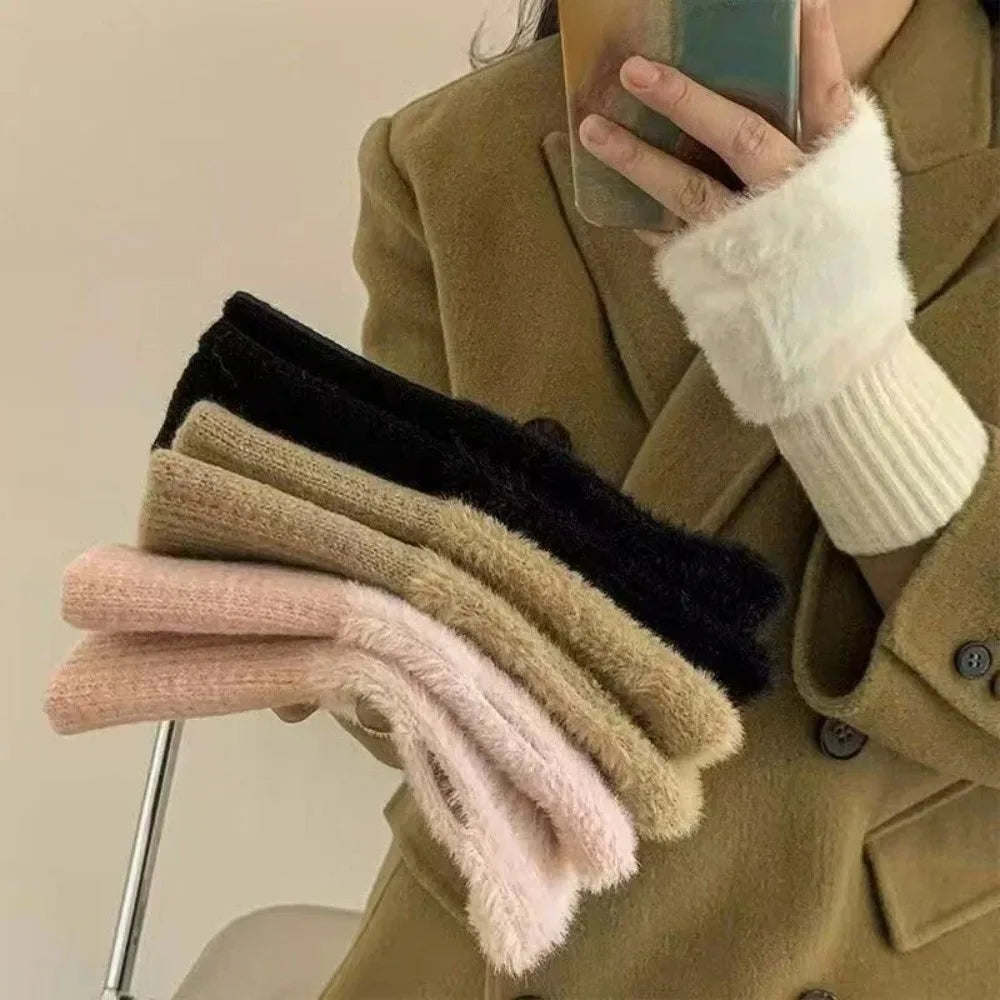 Women's warm and protective half-finger gloves suitable for spring, autumn and winter. Soft and comfortable.