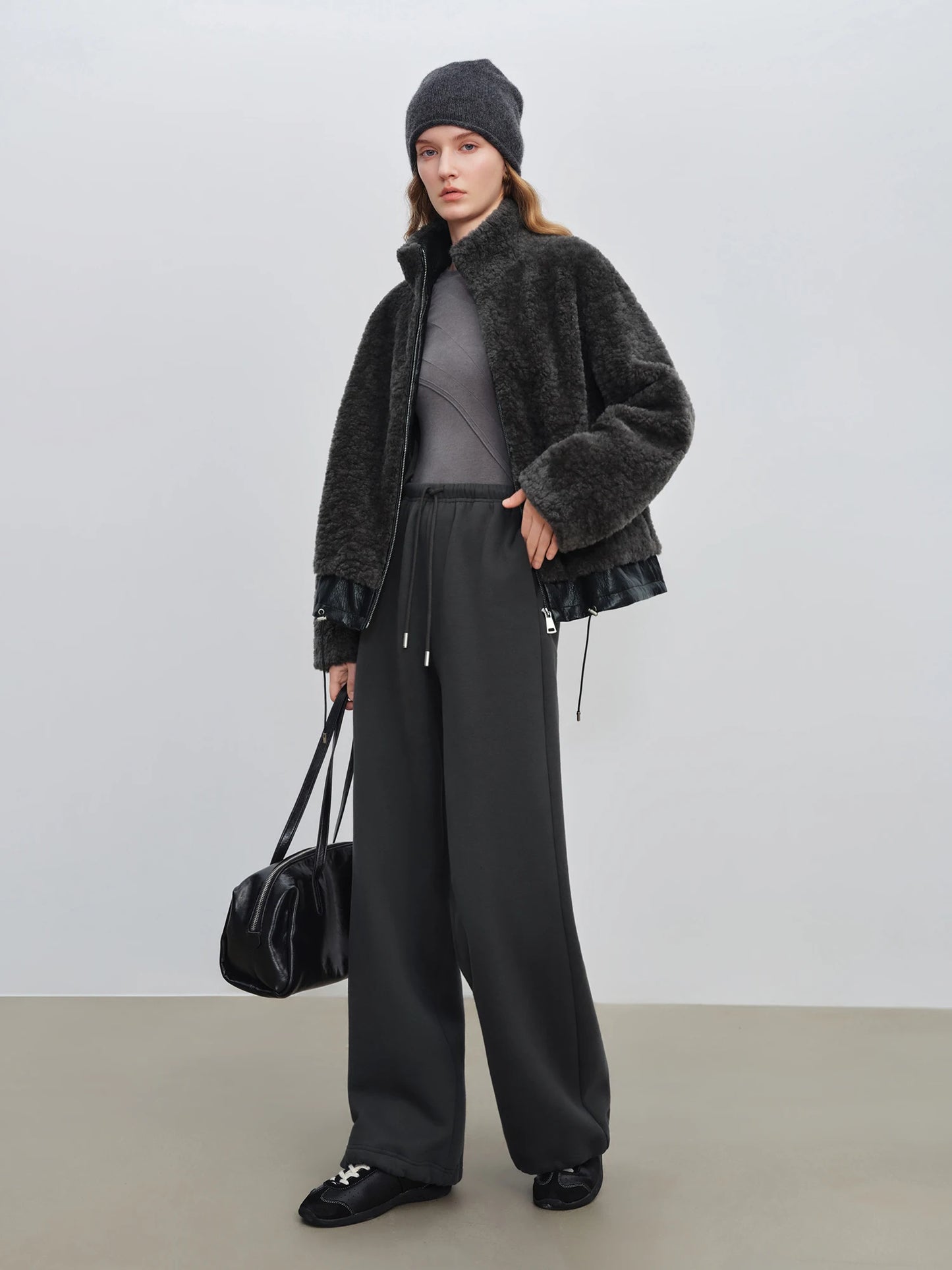 ZIQIAO 2025 Winter Women's Petite Stand Collar Faux Fur Shearling Short Jacket Plush Teddy Zip Up Cozy Fleece Cropped Coat