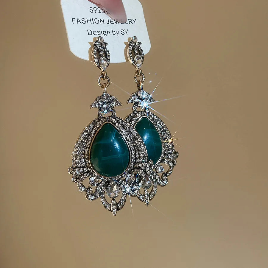 Multi-layered pearl court-style luxury heavy-duty earrings and necklace jewelry set