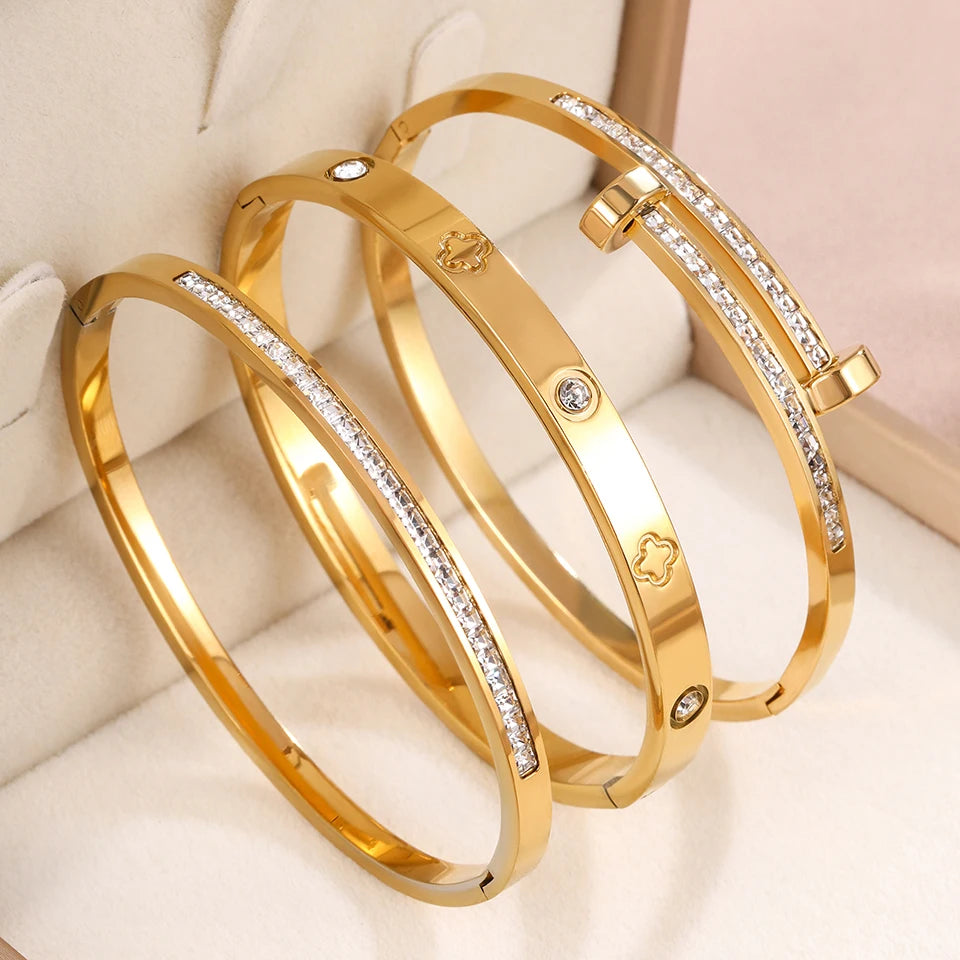 Luxurious and romantic diamond-encrusted bracelets are fashionable jewelry suitable for women to attend parties and banquets.