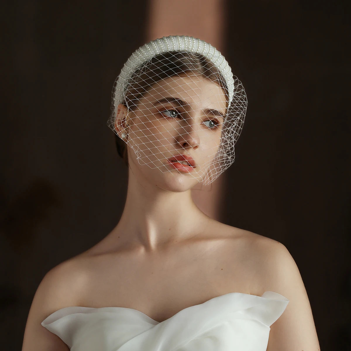2 in 1 Wedding Bridal Cage Veil Fishing Net Mesh White Short Brides Blusher Veil with Elegant Pearls Hair Hoop V320