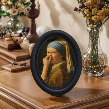 1 Piece of Mini Girl Wall Decor with a Quirky Girl Pattern, Framed Decorative Painting with Funny and Exaggerated Expression Elements, Wooden Mini Hanging Painting, Unique Home, Kitchen, Office Decoration, Fun Gift, Holiday G