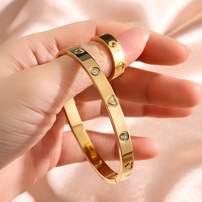 Luxurious and romantic diamond-encrusted bracelets are fashionable jewelry suitable for women to attend parties and banquets.