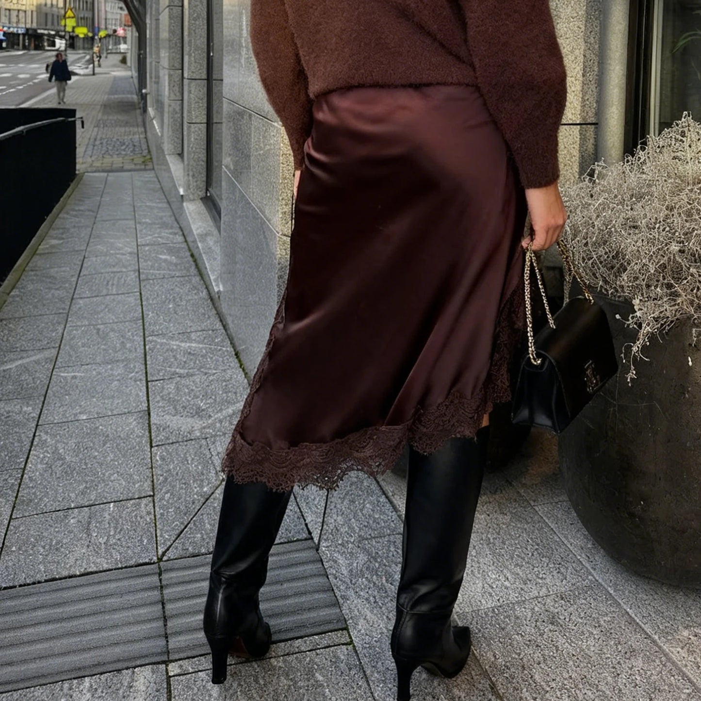 Xingqing y2k Women Skirt Elegant Clothes Solid Color Elastic Waist Lace Patchwork Irregular Hem Side Slit Midi Skirts Clubwear
