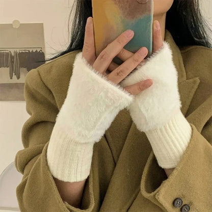 Women's warm and protective half-finger gloves suitable for spring, autumn and winter. Soft and comfortable.