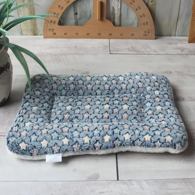 57x38cm Comfortable Flannel Pet Mat Dog Bed Cat Bed Thickened Sleeping Mat Dog Blanket Mat Suitable for Puppies Kittens Pet Rug