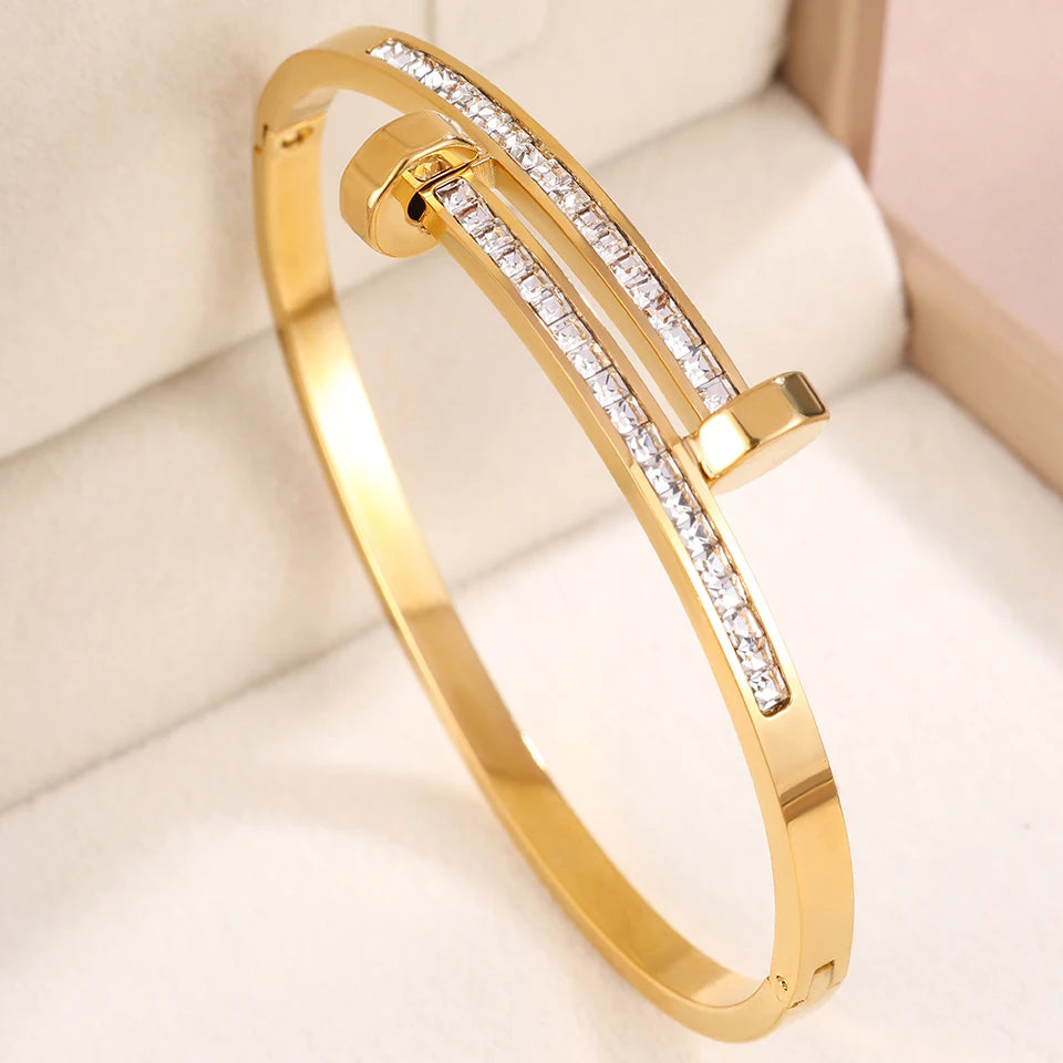 Luxurious and romantic diamond-encrusted bracelets are fashionable jewelry suitable for women to attend parties and banquets.