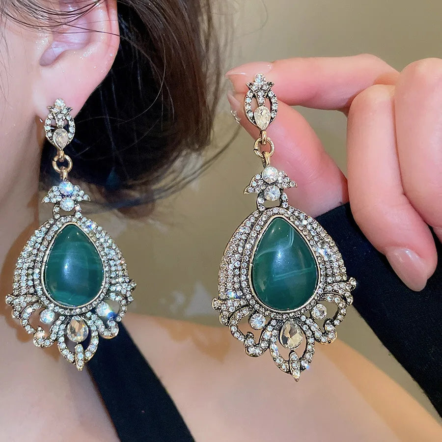 Multi-layered pearl court-style luxury heavy-duty earrings and necklace jewelry set
