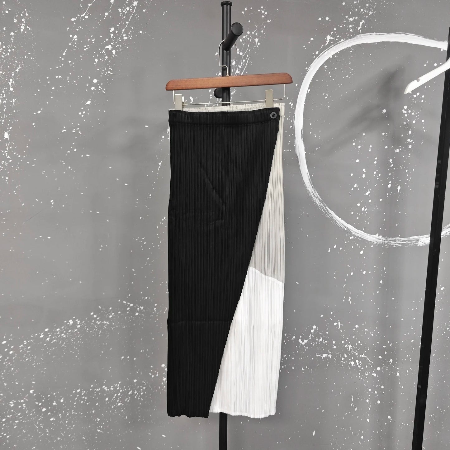 LANMREM Pleated 2025 New Niche Design Women's Skirt Simple High-end Casual Fashion Black And White Colorblock Patchwork Skirts